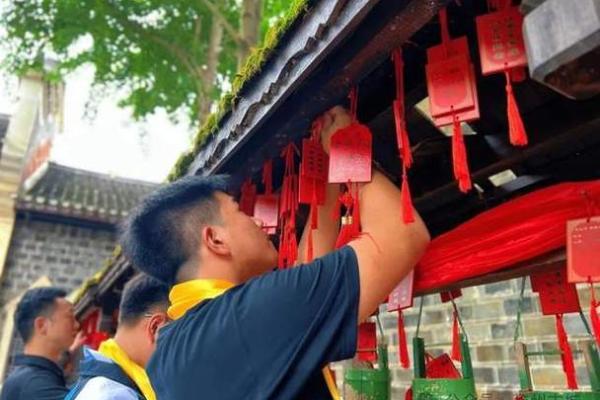 文化传承中的秋季祈福活动
