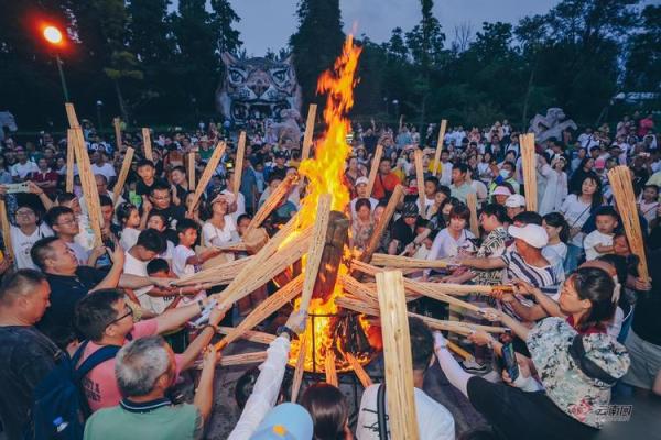 彝族火把节：传承习俗与团结的象征