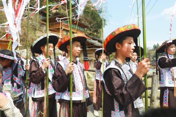 苗族的过年习俗:如何通过节庆养生与传承文化 苗族的过年习俗:如何通过节庆养生与传承文化