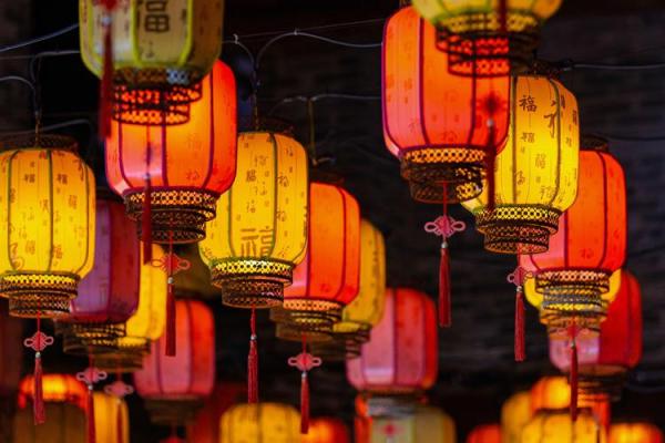 水瓶座与元宵节：创新与交流的节日特色