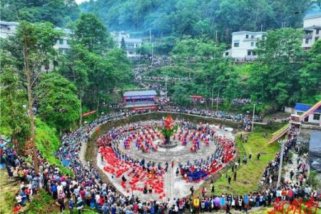 土家族的跳花节：通过舞蹈与歌声感受传统与自然的结合