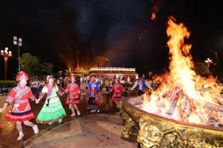 如何通过火把节体验彝族传统文化的魅力