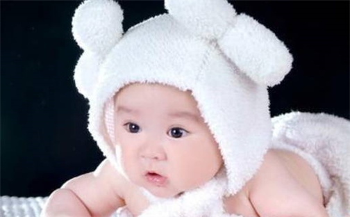 何姓清新自然的女生名字