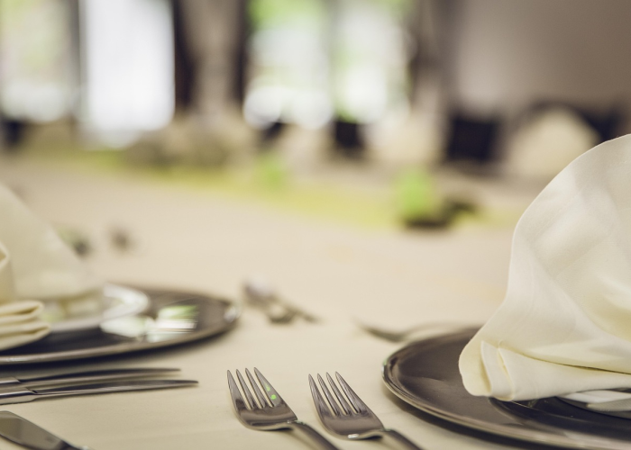 上海5个小区陆续解封的“破茧”时刻，人间烟火的重新连接与城市毛细血管的复苏仪式