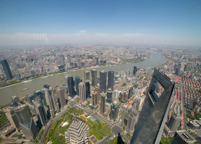 32例家庭感染与千人隔离:疫情阴霾下的生命微光与城市韧性 32例家庭感染与千人隔离:疫情阴霾下的生命微光与城市韧性