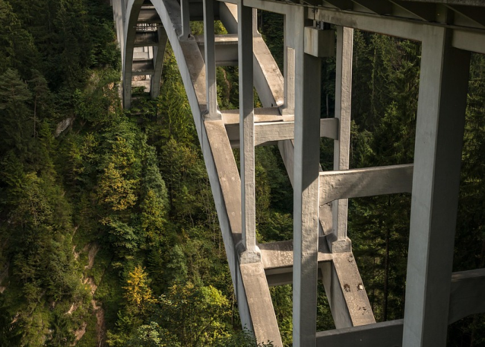 15129例新增确诊与全球疫情网络：发热门诊降至4万人次的背后，是人类公共卫生系统的无声演练