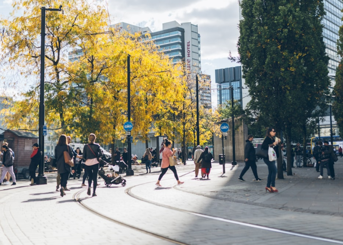 全国昨日新增12例新冠确诊病例：疫情微澜中的生命守望，如同黑夜中的灯塔群像