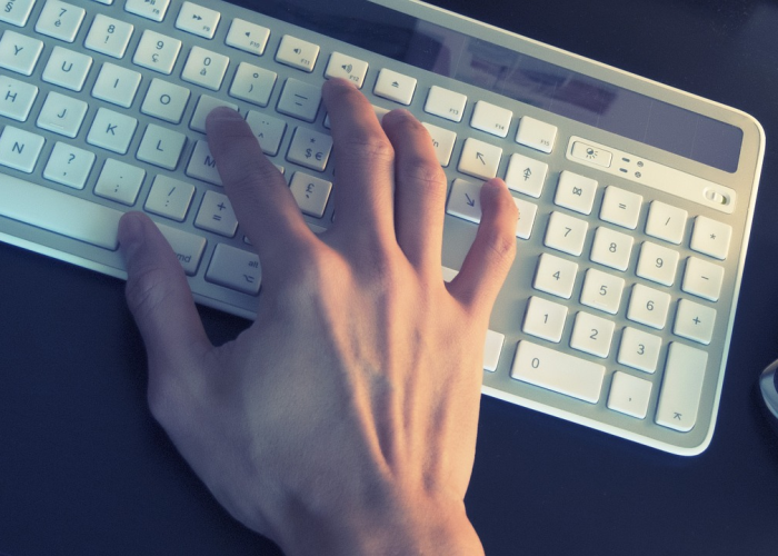 两个尾号的日常:车轮上的选择与城市潮汐的无声契约 两个尾号的日常:车轮上的选择与城市潮汐的无声契约