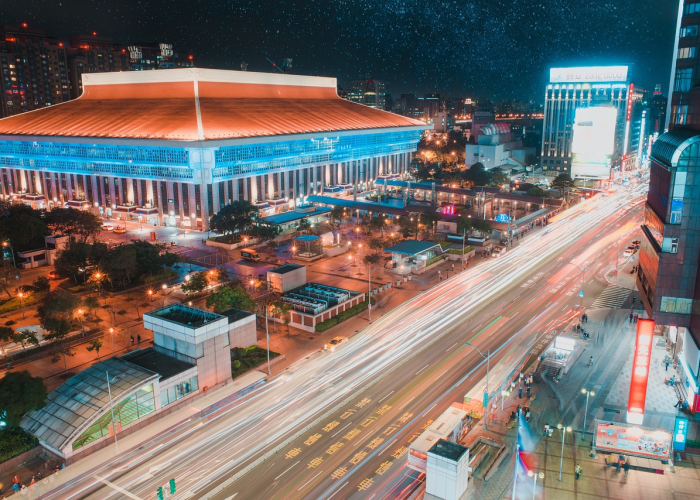 四月轮盘,启动:通勤者的日常与城市的呼吸韵律 四月轮盘,启动:通勤者的日常与城市的呼吸韵律