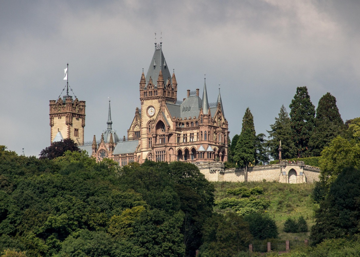 概率迷宫中的情感博弈：虚拟舞厅里的微光追逐