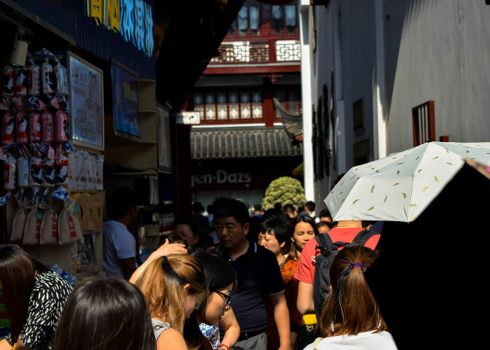 武汉一龙门吊倒塌砸中汽车，官方通报