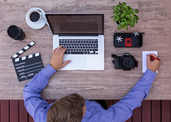 每日两万例的围城之困,疫情洪流中寻找人性灯塔 每日两万例的围城之困,疫情洪流中寻找人性灯塔