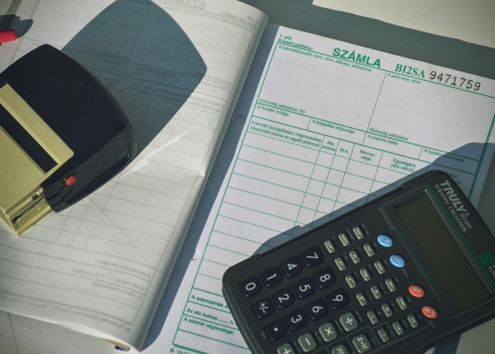 十二例新增背后的晨光：一座城市的呼吸与守护者的脉搏