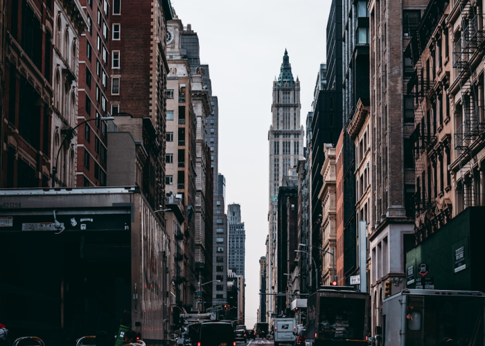 19例新增中的9例本土：疫情阴云下的生命韧性之歌